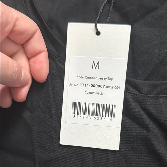 Black Sleeveless Crop Tank Top - Picture 3 of 4